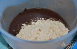 Добавляем печенье к растопленному шоколаду с маслом.