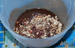 Также измельчаем блендером, но не сильно и добавляем к щоколадной смеси.