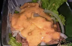 Поливаем частью заправки.