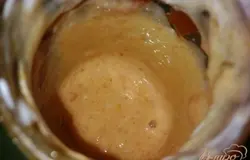 Смешиваем натуральный йогурт и кетчуп.