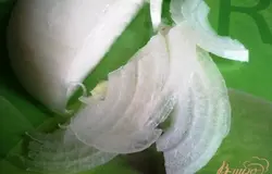Нарезаем тонко полукольцами белый салатный лук.