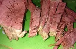 Тонкими полосочками нарезаем говядину.