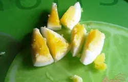 Крупно нарезаем яйца.