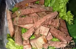 На дно салатника рвем руками листья салата.