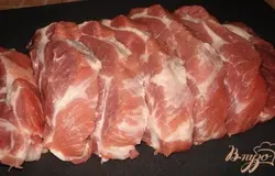 Мясо порезала на куски.