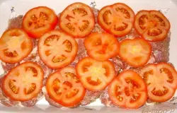 Помидоры, перец нарезаем на кружки и выкладываем на мясо.