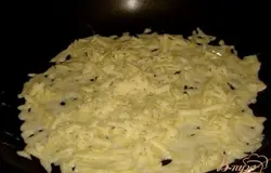 кладем тонким слоем на сковородку