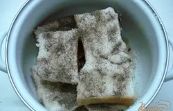 Потом сало посыпаем перцем и слегка его втираем.Можно добавить лавровый лис и те травы, которые вы любите.Кроме чёрного можно добавить красный перец.Оставляем на сутки при комнатной температуре, а затем в холодильник на 2-4 суток.