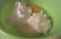 Отварить картофель и сделать пюре. Добавить творог, яйца, соль, сахар и все тщательно замесить.
