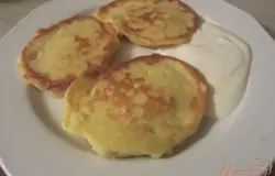 Готово! Выложить на сковороду аккуратно небольшими порциями тесто в виде оладушек. Обжарить с двух сторон. Подавать можно со сметаной, сгущенкой и т.д.