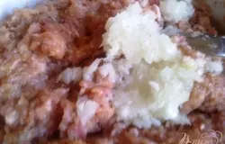 Измельчаем лук и добавляем к фаршу, все тщательно перемешиваем.