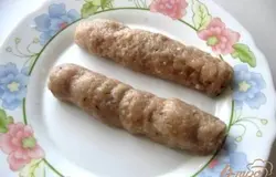 Из фарша формируем колбаски. У кого есть специальная насадка к мясорубке для колбасы можно использовать ее.