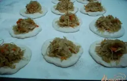 Раскачать валик порезать на кружочки, раскатать лепёшки и лепить пирожки.Дать им расстояться 15 - 20 минут, смазать яйцом.