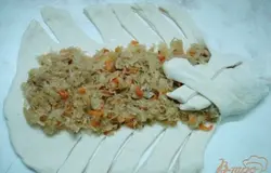 Из остатков капусты испекла большой пирог.