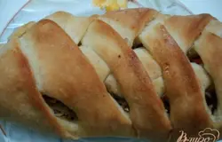 Его перед выпечкой не смазывала яйцом, а только сливочным маслом.