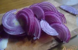 Репчатый лук очистиь и нарезать тонкими полукольцами.