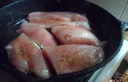 На той же сковороде разогреть оставшееся масло, выложить котлеты из индейки. Жарить 7 - 10 минут, перевернув один раз.