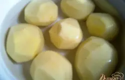 Моем и чистим картофель,лучше брать картофель среднего и маленького размера и чистить в виде "бочоночка", так симпатичней смотрится.