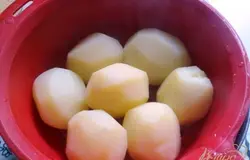 Затем сливаем воду и сушим картошечку