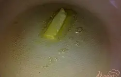 На среднем огне подогреваем растительное мало, кладем кусочек сливочного