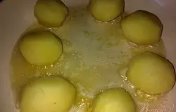 Кладем картофель и обжариваем до золотистого цвета со всех сторон