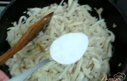 Рубец посыпать мукой, тщательно перемешать и добавить сметану, посолить, поперчить.При желании можно добавить чеснок.