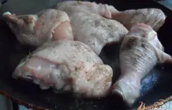 Если курица целая, то разрезать на порционные куски. Посолить. Поперчить. В сковороде разогреть растительное масло и обжарить курицу с одной стороны.