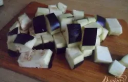 Баклажан вымыть, обсушить, нарезать крупными кусками.