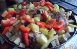 Перемешать лук с курицей. Добавить баклажан с перцем. Прикрыть крышкой. Готовить минуты 4.