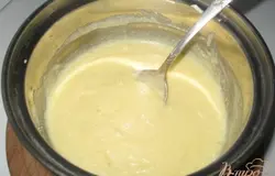 Яйцо взбиваем с сахаром. Кладем майонез и мягкое сливочное масло.