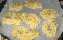 Смазала желтком и посыпала маком.