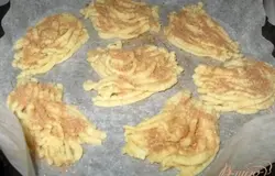 Посыпала корицей с сахаром.