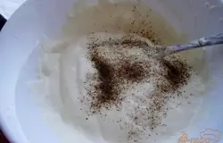 Сметану смешиваем с солью, перцем и 2 ст.л. муки.