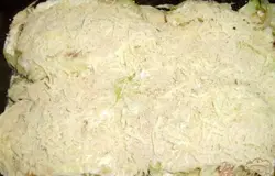 Поливаем сметаной и посыпаем сухарями и сыром. Накрываем форму фольгой и отправляем в разогретую до 200°С духовку минут на 30,