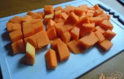 Тыкву очистить от кожуры и сердцевины, нарезать кубиками.