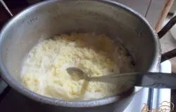 Пшено промыть, откинуть на сито, переложить в кастрюлю и залить кипящим подсоленным молоком. Перемешать. Сварить на маленьком огне под крышкой вязкую кашу.