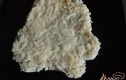 Картофель и свеклу трём на средней тёрке,куриное филе и огурцы режем кубиками.Маслины режем очень мелко,сыр трём на мелкой тёрке.Гранат разбираем по зёрнам.Салат выкладываем слоями:1 слой - картофель