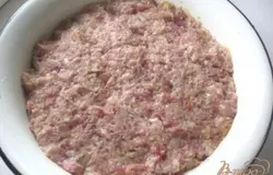Лук, чеснок, вымоченную булочку, фарш говяжий и куриный прокручиваем через мясорубку. Солим и перчим. Мягкое сливочное масло соединяем с мелко порезанной зеленью и ставим в холодильник минут на 20-25.