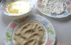 В отдельную посуду кладем яйца, муку и панировочные сухари.