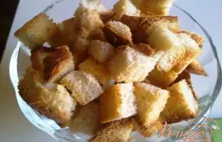 Нарезаем кусочки батона на кубики и посушим в духовке. Сухарики (крутоны) для салата готовы.