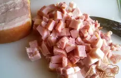 Нарезаем мелким кубиком бекон