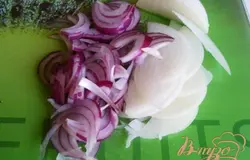 Я взяла два вида салатного лука, белый порезала полукольцами, а красный - перышками. Но может быть и обычный лук.
