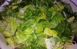 Для этого салата я взяла салатный микс из романо, фриссе, радиччо и корна, но подойдет любой зеленый салат.