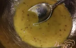 Готовим заправку, смешиваем два вида горчицы, уксус и растительное масло