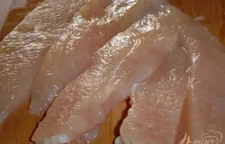 Куриное филе нарезаем полосками (у меня 12 шт, по кол-ву формочек),