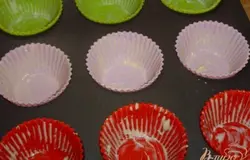 Формочки смазываем сливочным маслом