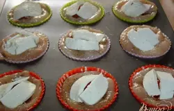 сверху помещаем кусочки моцареллы