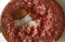 Добавляем к этой массе соль,перец,уксусную эссенцию и растительное масло,хорошо перемешиваем.
