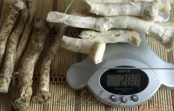 Корень хрена нужно сначала очистить,а потом взвесить,иначе если взять 200 г неочищенного в конечном результате его будет намного меньше.