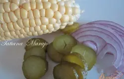 Лук нарезать полукольцами, корнишон кружочками и со сладкой кукурузы отчистить немного ( 2-3 ст.л.) зерен. Если свежей нет, то можно заменить консервированной.